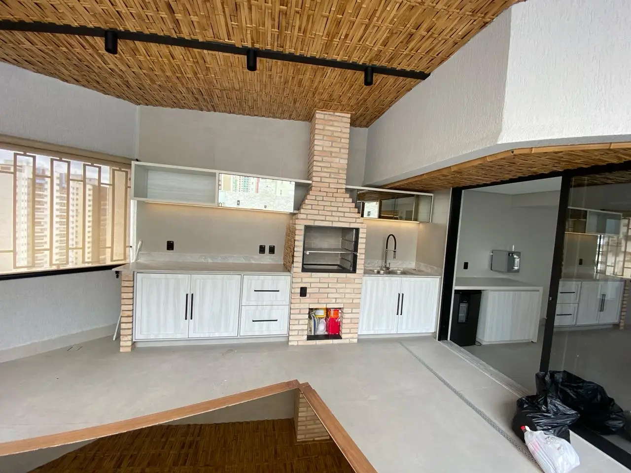 Mobiliário planejado minimalista com aproveitamento inteligente de espaço e design elegante