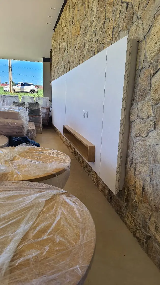 Ambiente corporativo e residencial integrado com mobiliário ergonômico sob medida de alta marcenaria