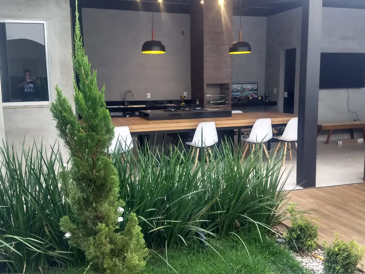 Nicho planejado iluminado com perfis de LED de alta precisão realçando os acabamentos nobres da marcenaria