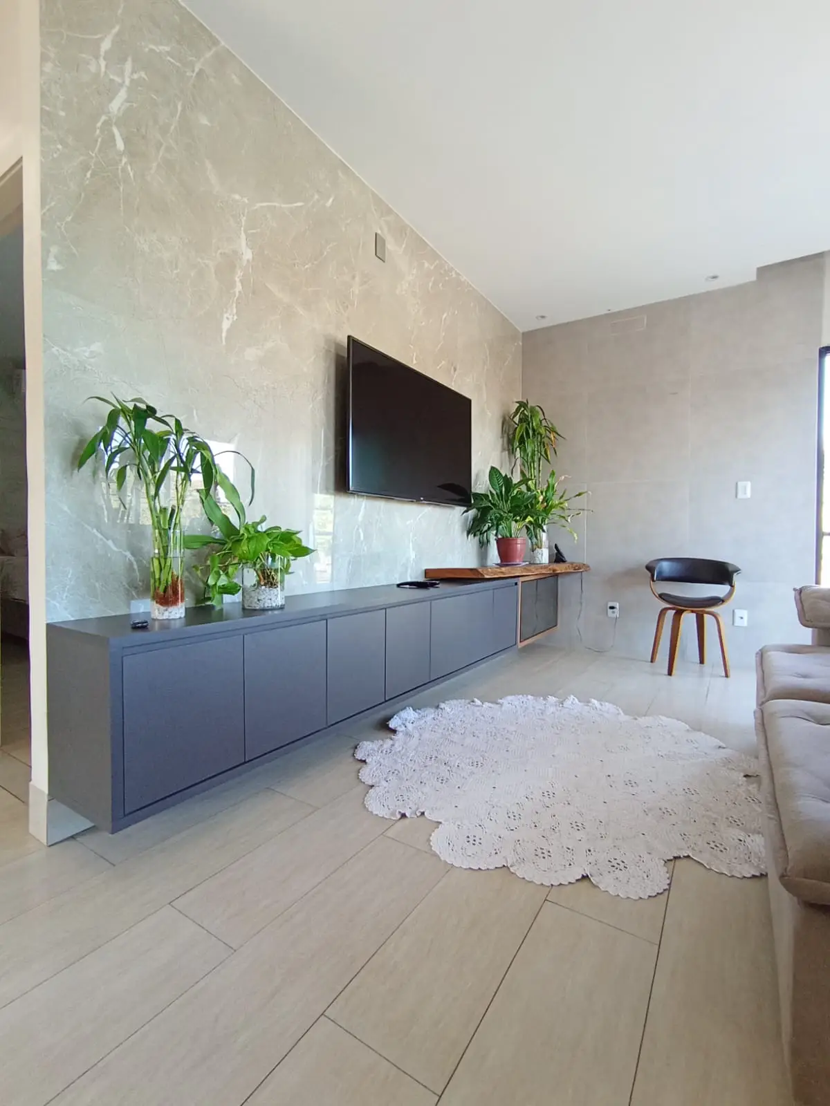 Sala de estar moderna e iluminada, projetada com base nos conceitos de neuroarquitetura e biofilia
